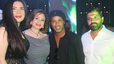 عبير صبري مع الساحر «رونالدينيو» إسنادًا للبنان