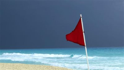 تعرفي على معاني ألوان رايات البحر لتفادي الغرق