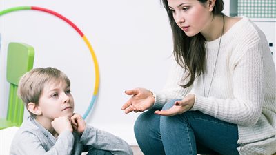 منها التجاهل.. نصائح مهمة للتعامل مع طفلك الزنان