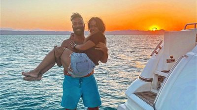 في عيد زواجهما.. ميدو ويسرا «آخر رومانسية» وسط البحر.. شاهد