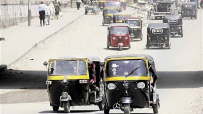 إصابة 5 أشخاص بينهم سيدتين في انقلاب «توك توك» بقنا