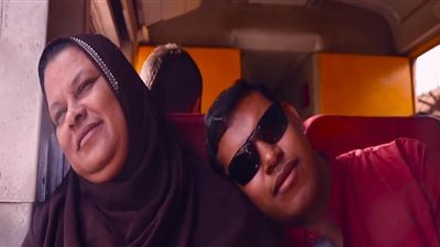 والدة أول معيد كفيف بكلية الإعلام: «ابني يمتلك إرادة حديدية لمواجهة الصعاب»