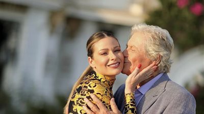 اللبنانية «باميلا الكيك» تثير الجدل مع حسين فهمي لهذا السبب