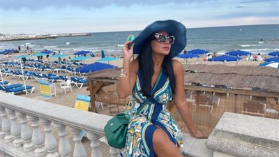 بفستان صيفي بإسبانيا.. رانيا يوسف: انتظروا «الحرامي 2»