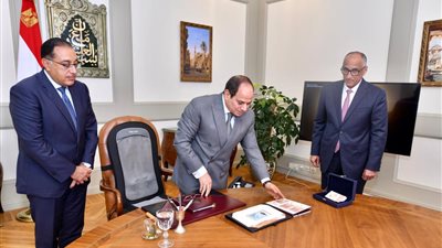 الرئيس السيسي يطلع على عينات من البنكنوت الجديد 