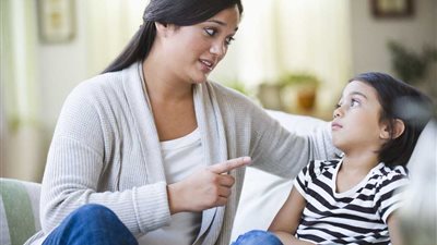 استشاري نفسي تُحذر الأمهات من «الكرباج والجزرة» في تربية أطفالهن