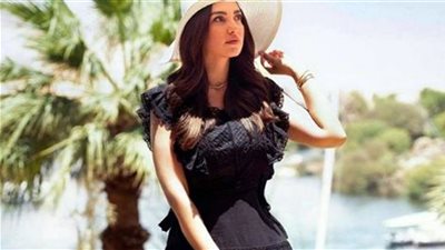 دُرة تخطف الأنظار بالأسود في شوارع باريس| صور