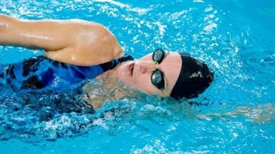 ما لا يجب أن ترتديه في حمام السباحة؟