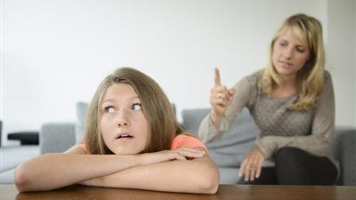 عنيدة وعصبية.. خطوات نجاحك في اختبارات بنتك المراهقة لك