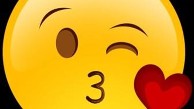 5 أسرار خلف إيموشن «وجه القبلة» عندما يرسله لكِ حبيبكِ 