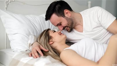 أهمها «الروج».. 4 طرق لإثارة زوجكِ قبل العلاقة الحميمية