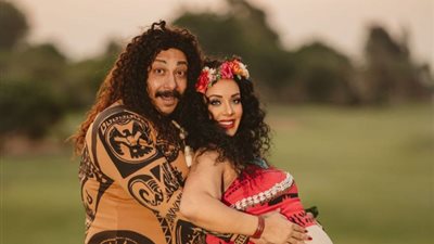 محمد ثروت في جلسة تصوير رومانسية مع زوجته 