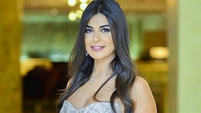 رانيا منصور تستعرض أنوثتها على أنغام «البنت القوية»