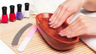 12 خطوة بسيطة للعناية بيديكِ وأظافرك  