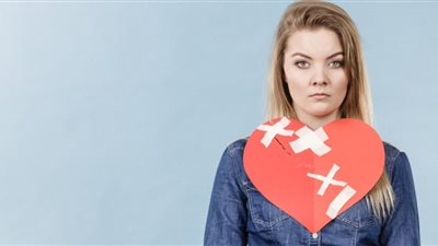 معندهاش عقد من الرجالة.. نظرة الناس للمرأة المطلقة ظالمة