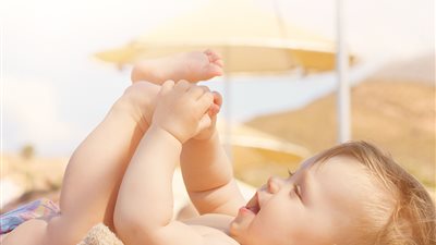 هل تؤثر أشعة الشمس على عيون الطفل؟.. طبيبة تجيب