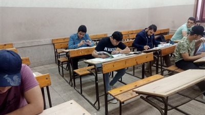 طلاب الثانوية بمدارس المتفوقين يبدؤون امتحان الكيمياء والفيزياء