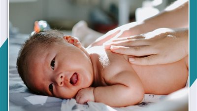 حققي له الاسترخاء.. فوائد تدليك طفلك بزيت اللوز الحلو