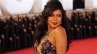 ناهد السباعي في حمام السباحة مع البغبغاء: 