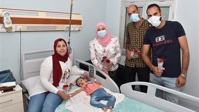 مركز جامعة عين شمس يحقن طفلتين مريضتين بضمور العضلات