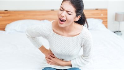 تعرفي عليها.. أعراض حصوات الكلى عند النساء