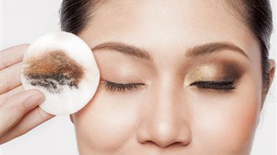 «متناميش بيه».. أسباب ضرورية لإزالة المكياج قبل النوم