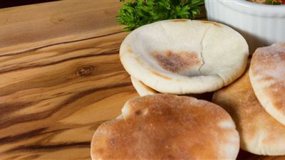 طريقة عمل الخبز البلدي والشامي والسوري في المنزل