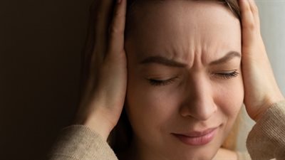  السيدات أكثر ضحاياه..  حسام موافي يكشف مفاجأة عن الصداع.. فيديو