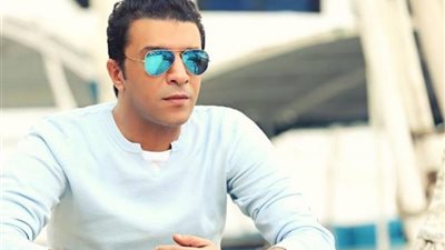 مصطفى كامل وأسرته يغادرون المستشفى ويخضعون للحجر المنزلي