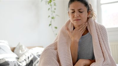 ما أسباب الإصابة بـ «بحة الصوت»؟.. استشاري تجيب (فيديو)