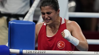 التركية سورمنلي تتوج بذهبية الملاكمة لوزن الويلتر في أولمبياد طوكيو