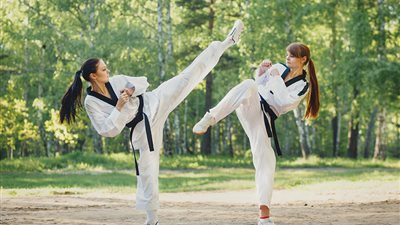 أستاذ تاريخ يوضح السبب الحقيقي لاشتراك المرأة بالألعاب القتالية