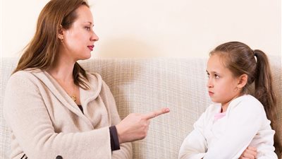 إجبار على الزواج وتدمير مستقبل.. فتيات يروين مأساتهن مع أمهاتهن «المتسلّطة»