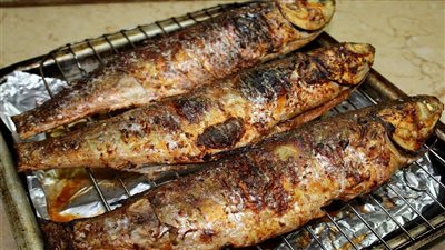 طريقة عمل السمك البوري المبطرخ.. أكلة دلال عبد العزيز المفضلة 