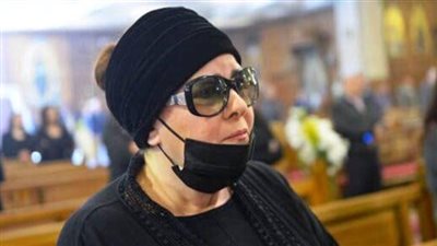 3 مشاهد من جنازة دلال عبد العزيز| ميرفت أمين تلازم الجثمان والممرضات يحرصن على إلقاء نظرة الوداع