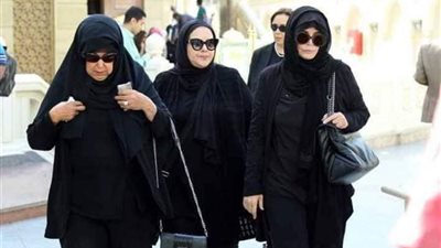 مرفت أمين تودع دلال ورجاء وتعود لمنزلها وحيدة.. قصة أقوى ثلاثي في الوسط الفني