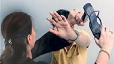 سيدة تتعدى بالضرب على شاب وتصيبه بجروح في رأسه