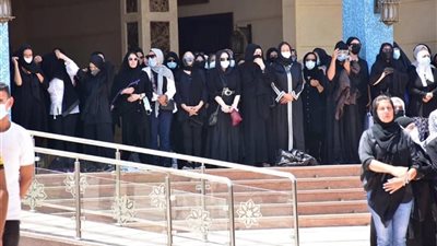 صور جنازة دلال عبد العزيز.. إيمي تبكي.. ورامي رضوان وحسن الرداد يحملان النعش