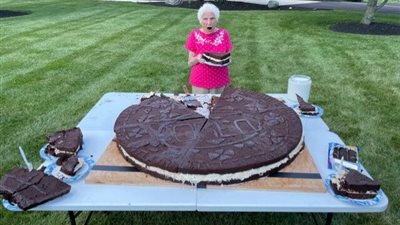 أمريكية عمرها 95 عامًا وحفيدها يصنعان أكبر قطعة بسكويت في العالم