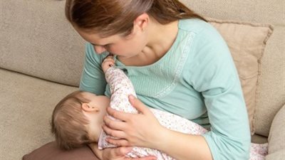 دراسة: قلة نوم الأمهات الحديثات تعجل شيخوختهن 