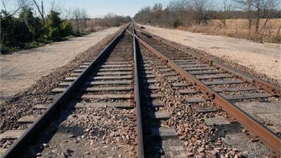 أثناء عبورها السكة الحديد.. قطار يدهس طفلة في قنا