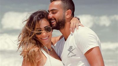 بقبلة على الخد.. إطلالة رومانسية لـ محمد الشرنوبي برفقة زوجته