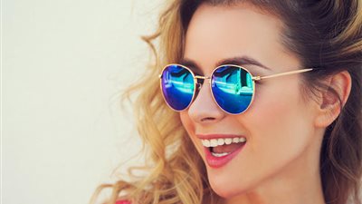 الدنيا حلوة مع الأحمر.. تأثير لون نظارتك الشمسية على حياتك