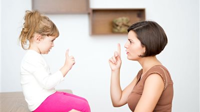 أخصائية نفسية تُحذر من أسلوب «الند بالند» مع الأطفال