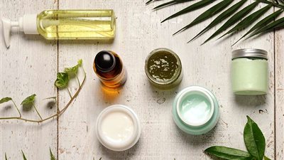 الطريقة الصحيحة لوضع طبقات من منتجات العناية بالبشرة