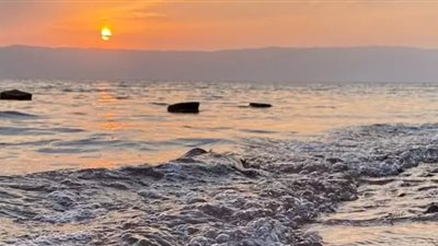 الموج عالي.. غلق عدد من شواطئ الإسكندرية والعلمين ومطروح 