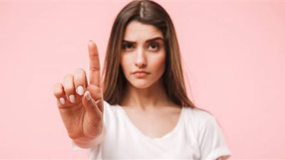 خطيبي يجرني للكلام في الجنس فهل أتركه؟.. استشاري علاقات تُجيب