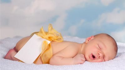 من الأحق بتسمية المولود  الأب أم الأم؟.. اعرفي رأي الشرع