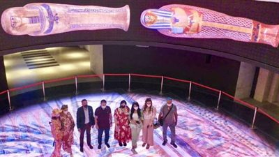 وفد «المؤثرين العرب» يزور متحف الحضارة وينبهر بالمومياوات الملكية