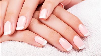 طريقة جعل الأظافر شفافة وبيضاء.. 6 وصفات طبيعية
